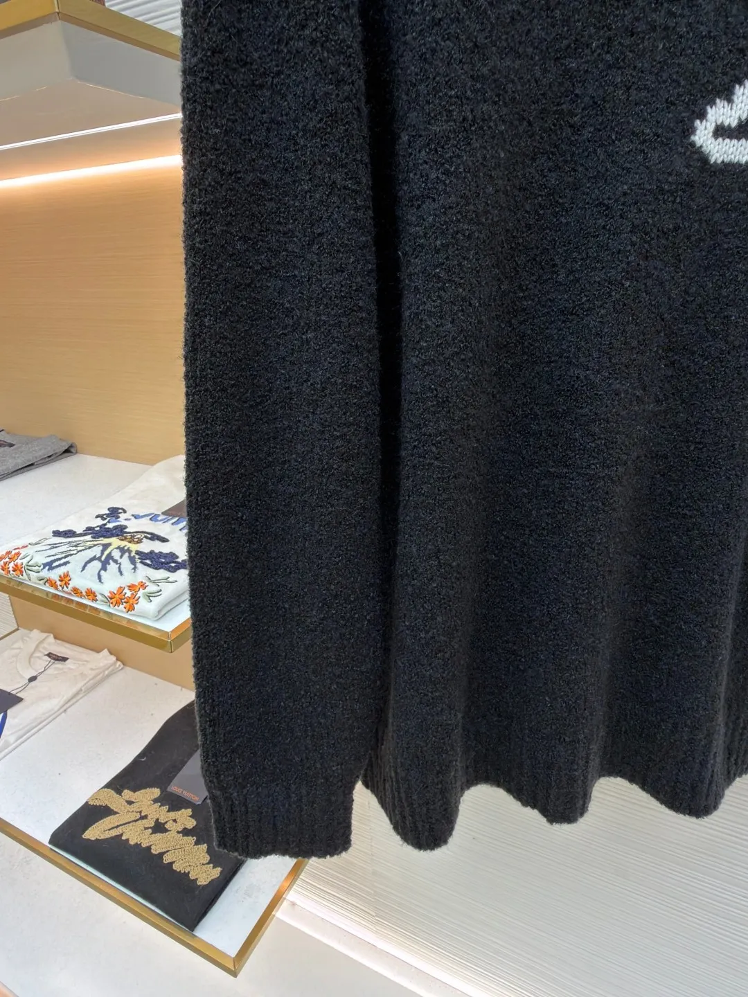 LOUIS VUITTON double-sided intarsia sweater ●Original version: Purchased and developed for 11300 ●Item number: 1680922-A85 ●Material: wool blended fabric ●Technology: knitted intarsia production ●Version: fitted version ●Weight: about 620 grams ●Size: S-M-L-XL ●Description: Made of custom-woven and dyed sheep wool 65% cotton %20 Spandex 15%. The special washing process is very soft and skin-friendly. It has 7 knitting workers. The thickness of each stitch of the inlay on the clothing logo is consistent with ZP. The back logo is mirror inlay. This crew-neck sweater is made of a blend of sheep wool and yak hair, and uses thick yarn to create a comfortable texture. The contrasting LV logo is integrated into the knitted fabric, and the mirror-effect logo is cleverly displayed on the rear. The casual and elegant design makes it easy to style your weekend look. The overall wiring is straight and delicate, the fabric is comfortable and soft, and the color is consistent without color difference. It can be matched with the same style to create a fashionable look and control various occasions. Customized accessories, complete with three standards, same style for men and women!